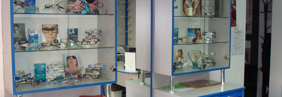 Vitrine cu rame și ochelari în magazinul Optistyle
